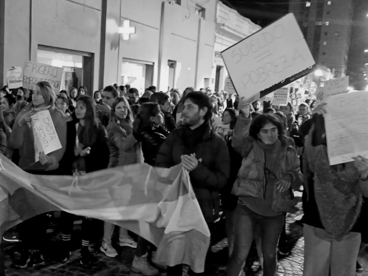 Masiva marcha de docentes autoconvocados por su cuenta