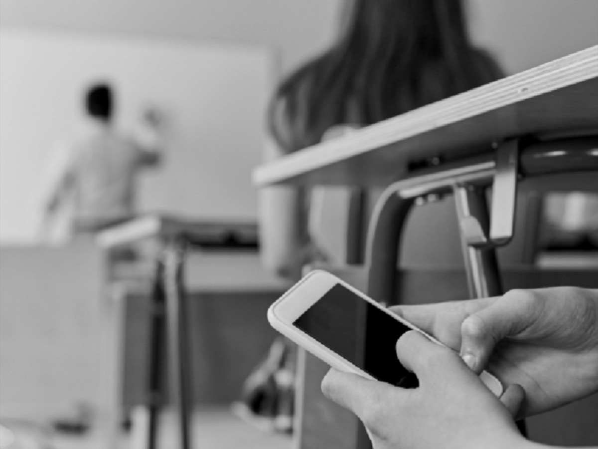 El ejemplo de CABA: Prohibieron los celulares en aulas y recreos