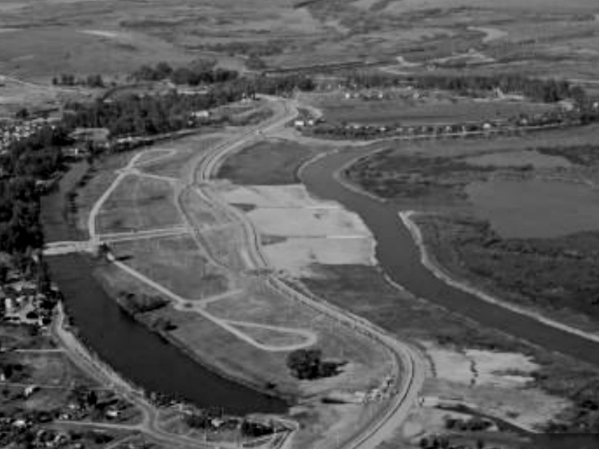 Gran movimiento de tierra para modificar la Costanera local