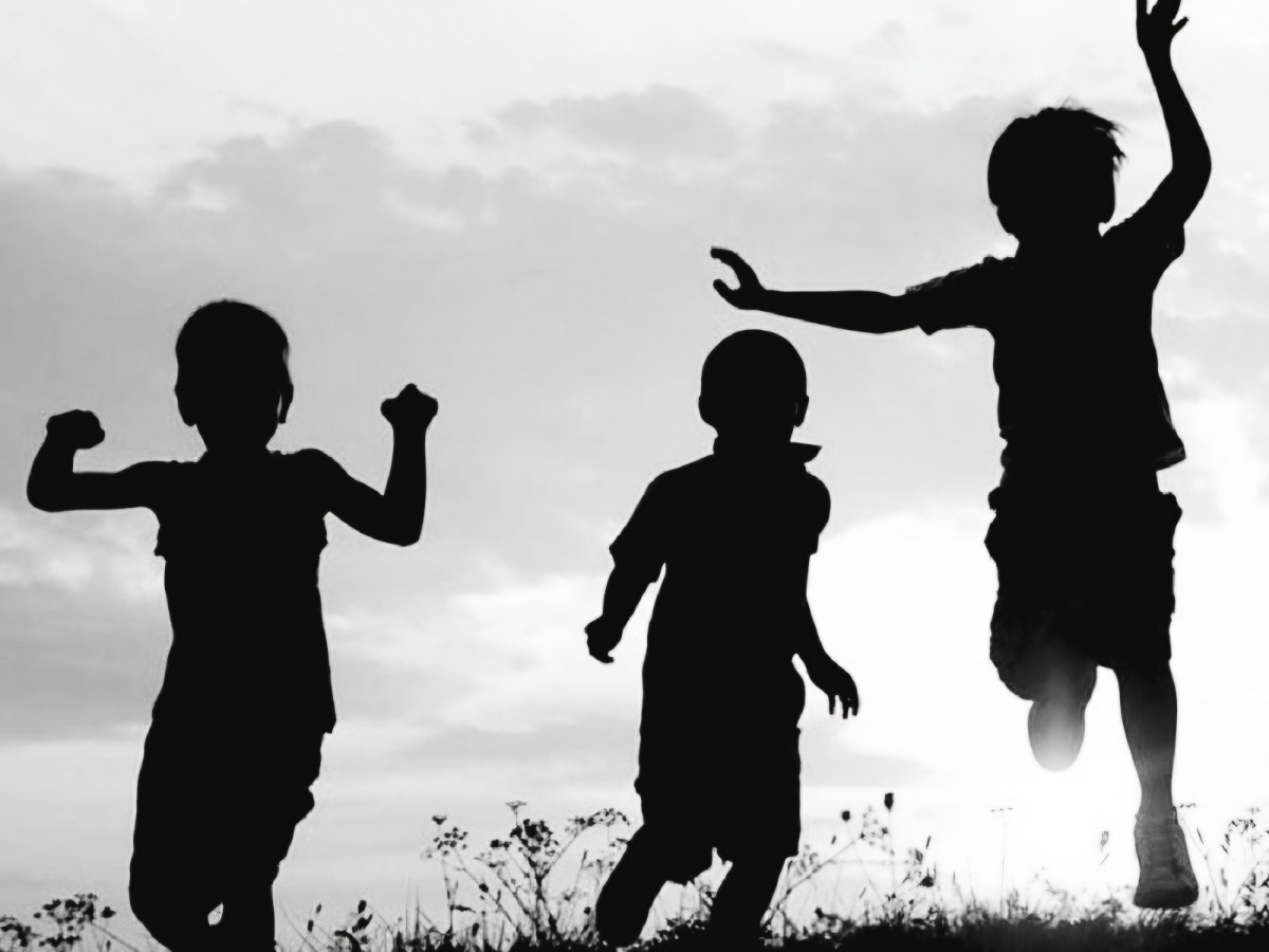 Tres hermanitos buscan una familia