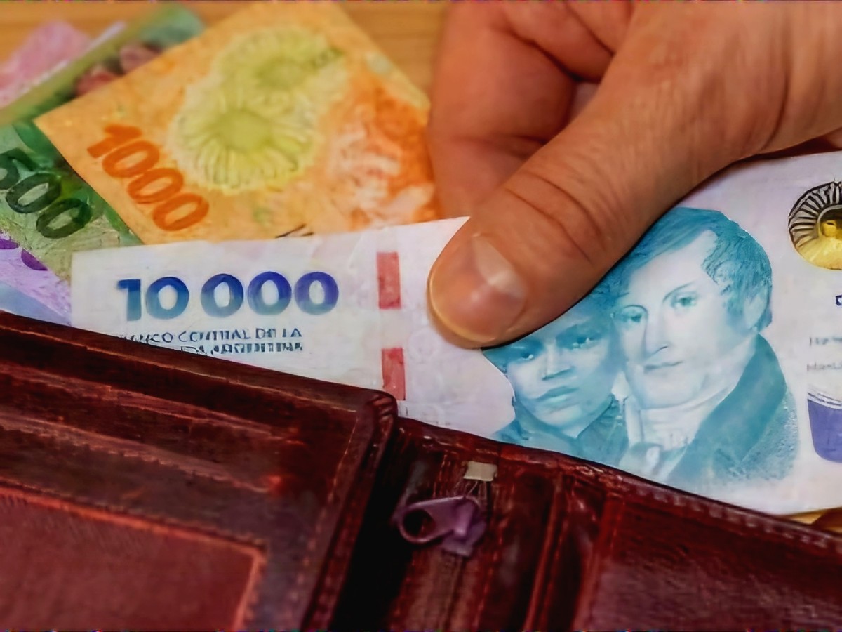 Se desaceleró la caída del salario real