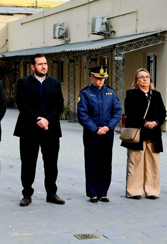 El tibio homenaje oficial por los policías caídos